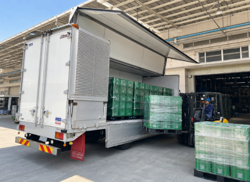 工場で金属部品の出荷準備を行う物流体制のイメージ